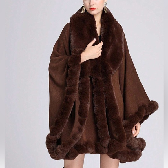 🆕 Fur Trimmed Collar Shawl Cape - Picture 2 of 8